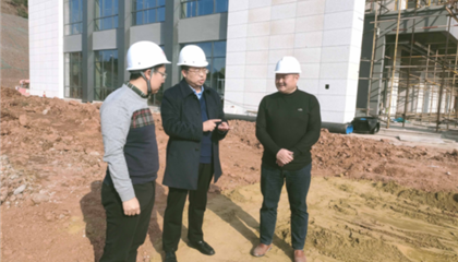 遂寧興業(yè)集團(tuán)黨委副書記、監(jiān)事會(huì)主席、工會(huì)主席石鎮(zhèn)槐深入遂寧市興學(xué)商務(wù)中心項(xiàng)目、公共衛(wèi)生臨床醫(yī)療中心一期項(xiàng)目進(jìn)行實(shí)地巡查